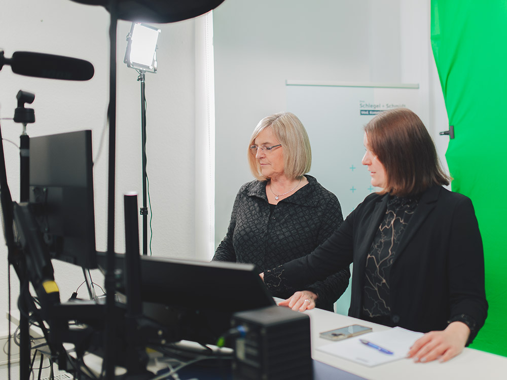 Bild zeigt Mitarbeitende bei der Planung eines Advisory Board Meetings. Diese sind in der Pharmaindustrie ein bewährtes Format, um wertvolle Beratung von externen Expert*innen und Stakeholdern zu erhalten.