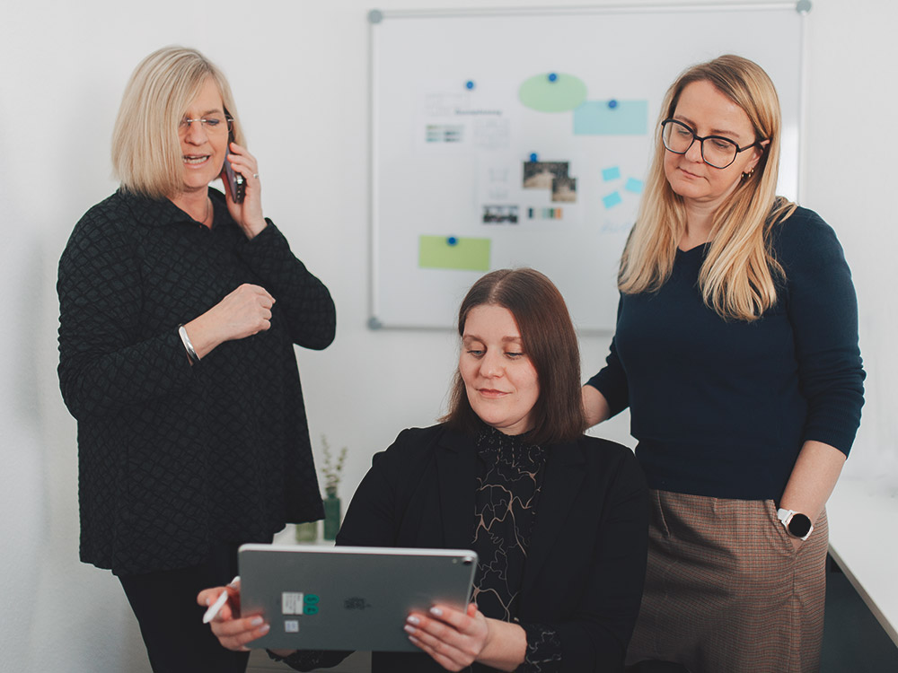 Bild zeigt Mitarbeitende bei der Organisation und Planung von (Semi-)quantitative Befragungen Bild zeigt Mitarbeitende bei der Organisation und Planung von (Semi-)quantitative Befragungen